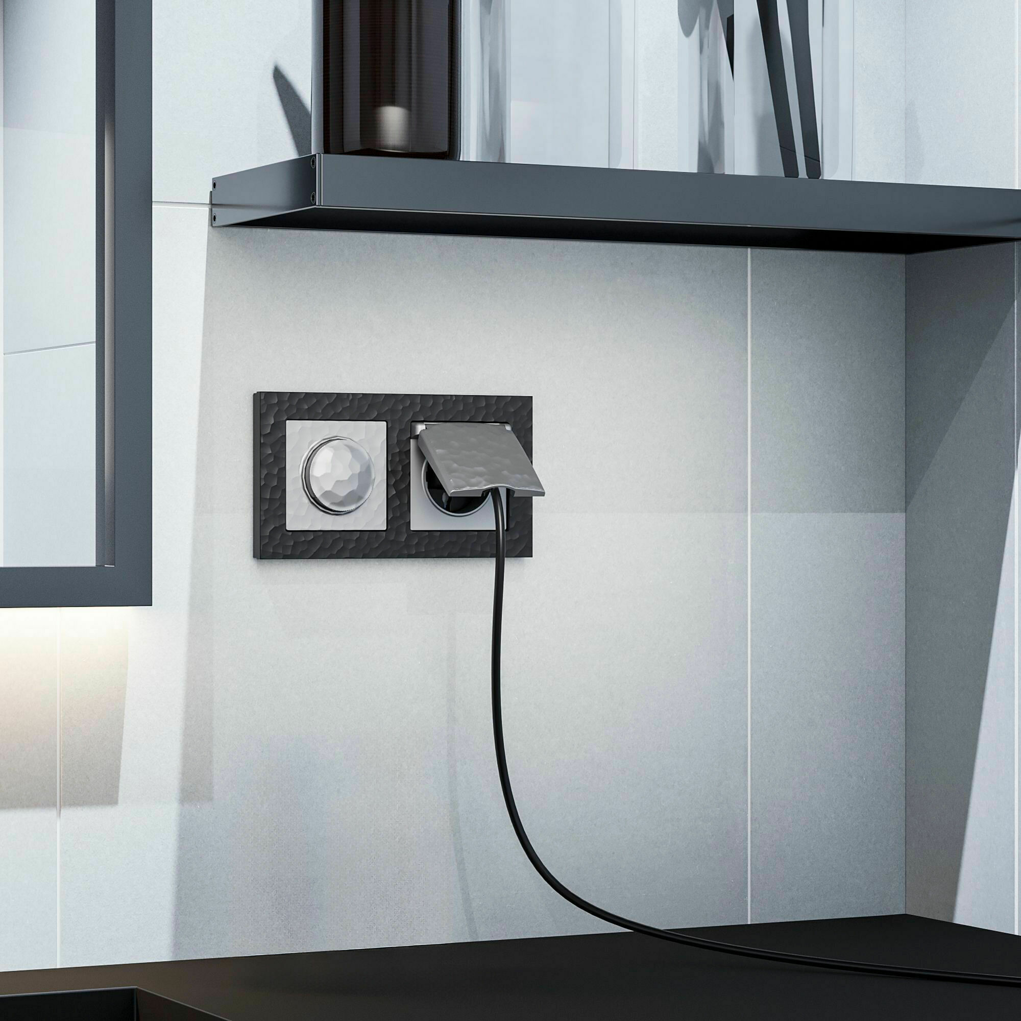 Изображение товара W1271206/ Розетка одинарная, с заземлением, шторками и крышкой (hammer серебряный)