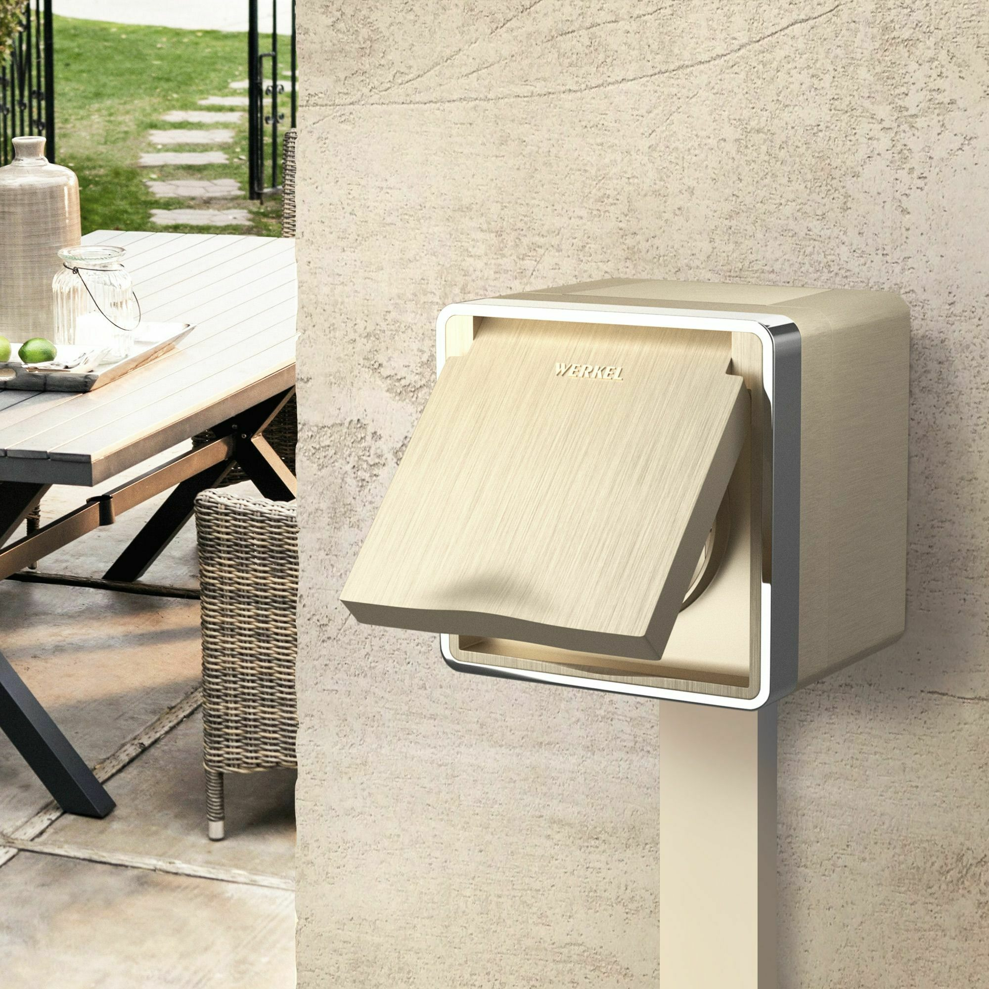 Изображение товара Розетка одинарная, с заземлением, шторками и крышкой (шампань рифленый) W5071210 Gallant Werkel