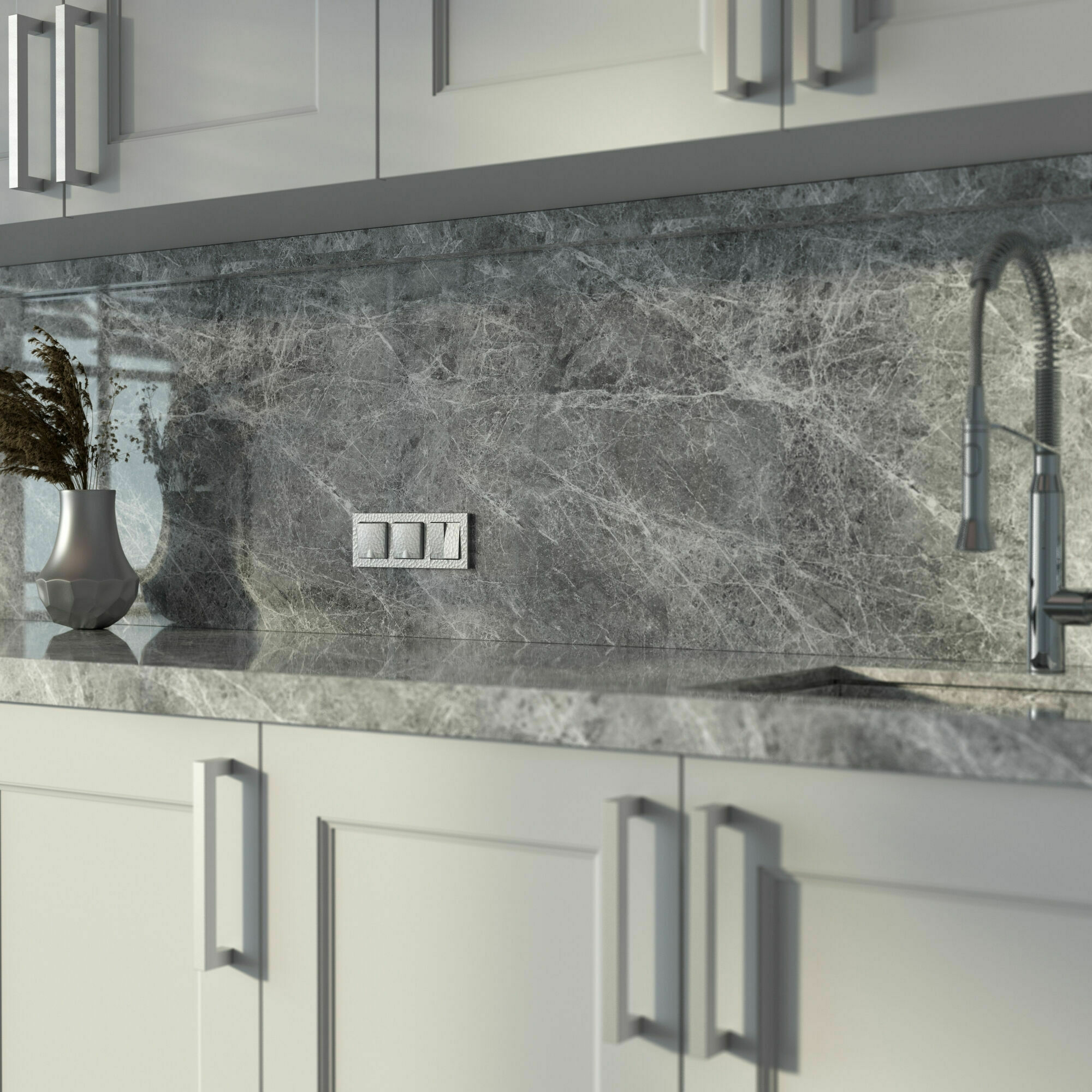 Изображение товара W1271206/ Розетка одинарная, с заземлением, шторками и крышкой (hammer серебряный)