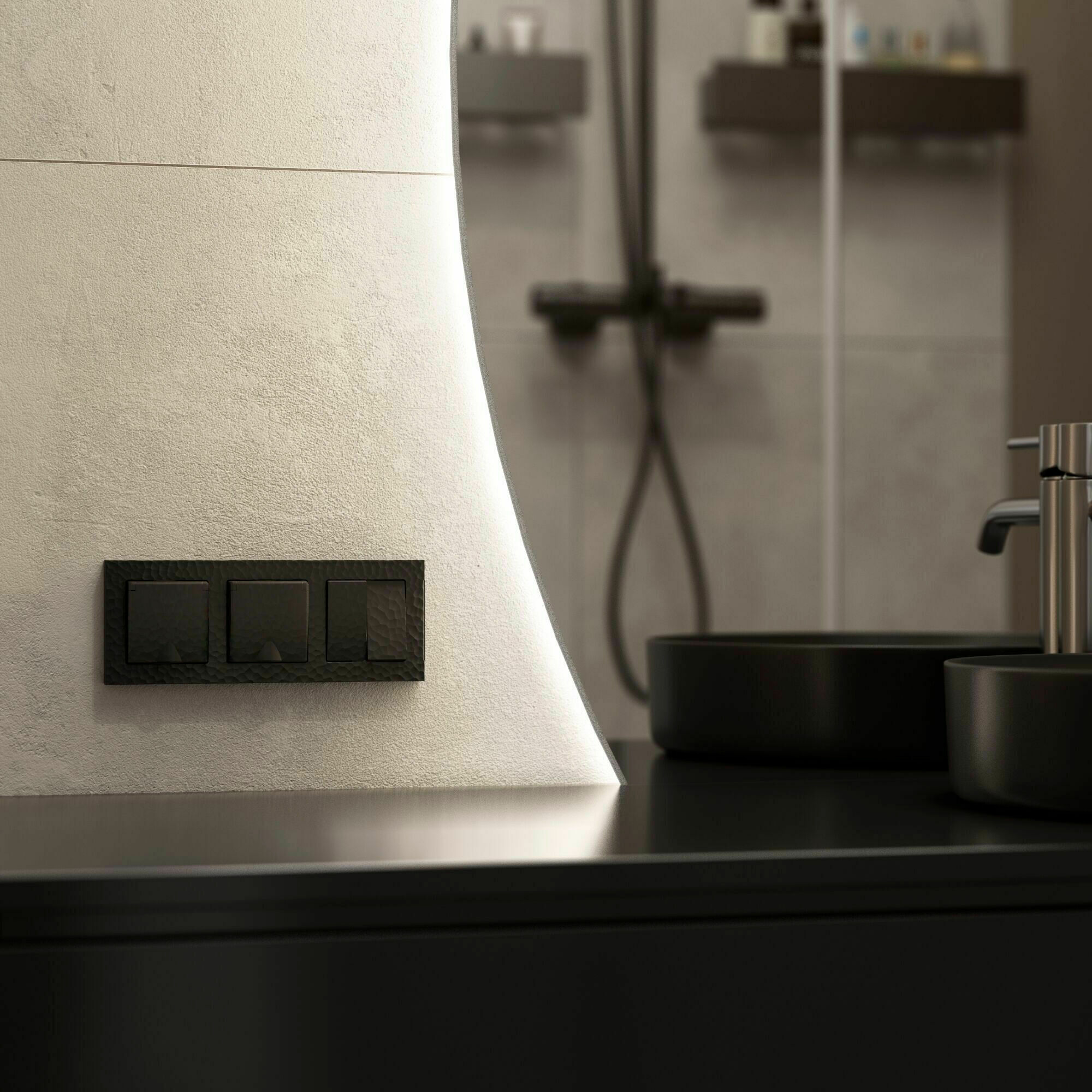 Изображение товара Розетка одинарная, с заземлением, шторками и крышкой (hammer чёрный) W1271208