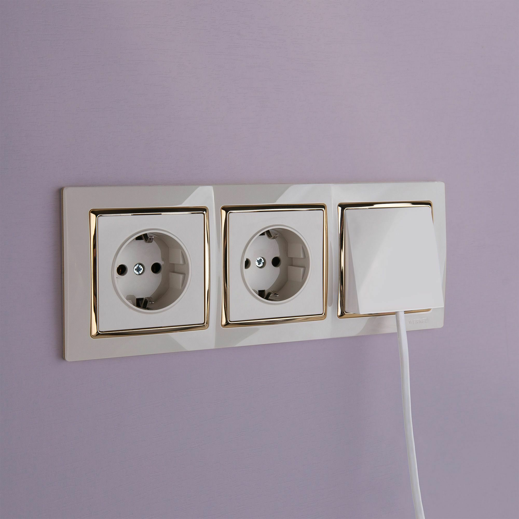 Изображение товара W0031932/ Рамка на 3 поста Snabb (слоновая кость/золото) Werkel