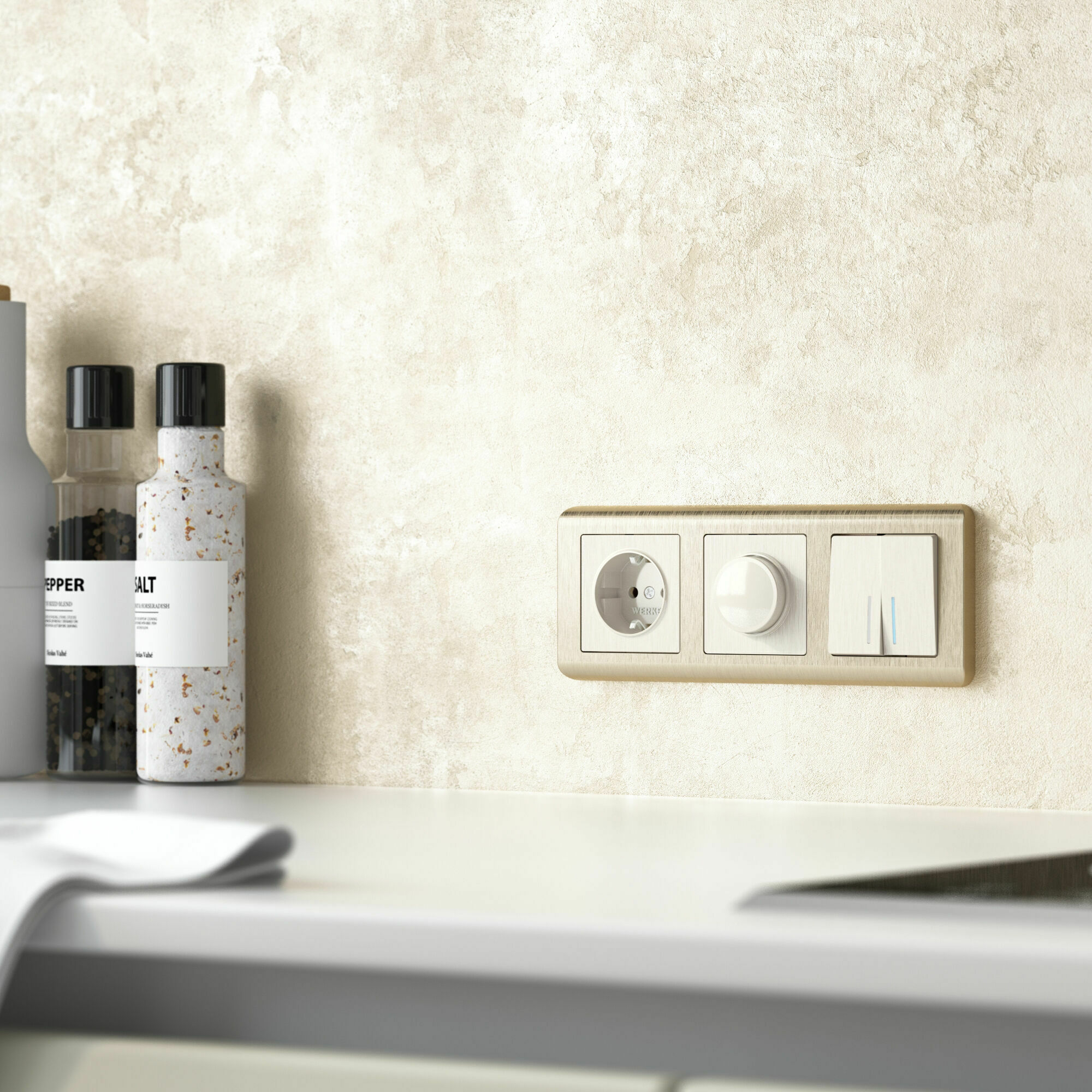 Изображение товара Розетка одинарная, с заземлением и шторками, (перламутровый рифленый) W1171113 Werkel