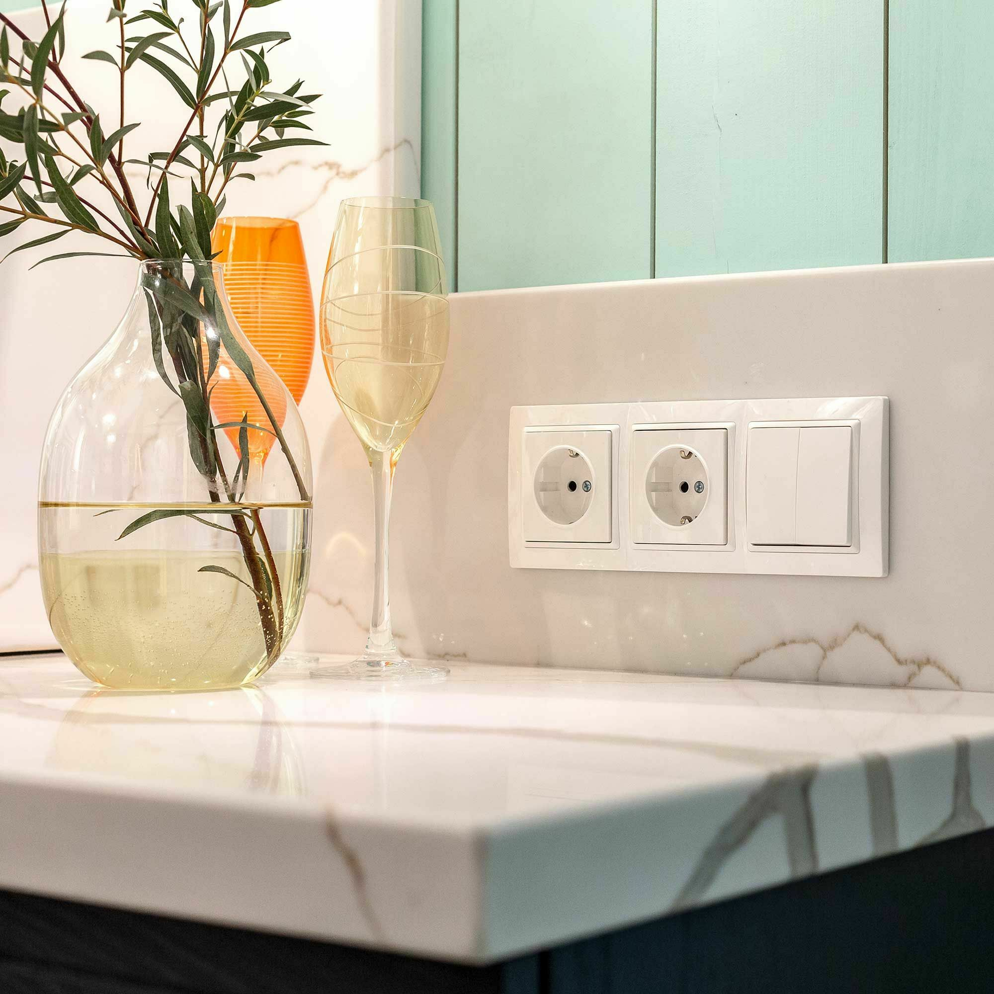 Изображение товара W0032001/ Рамка на 3 поста Snabb basic (белый) Werkel