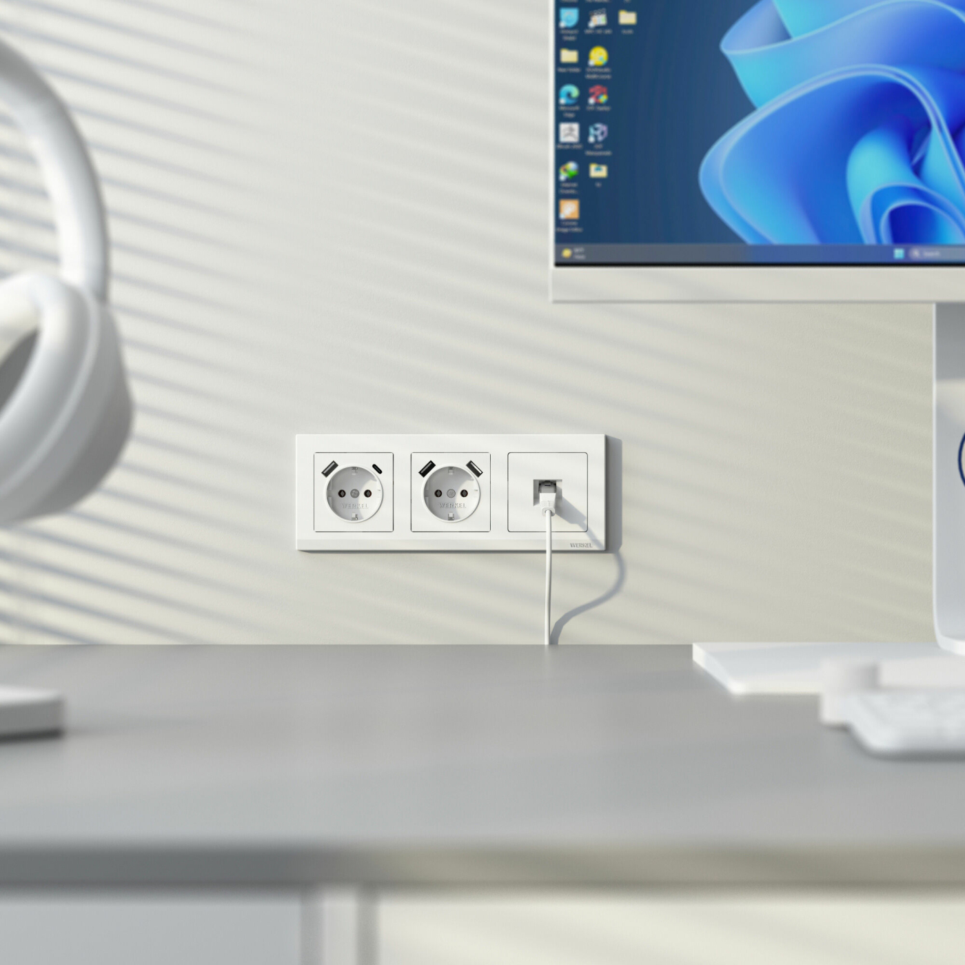 Изображение товара Розетка с заземлением, шторками и USB тип A+C (белый матовый) W1171761 Werkel