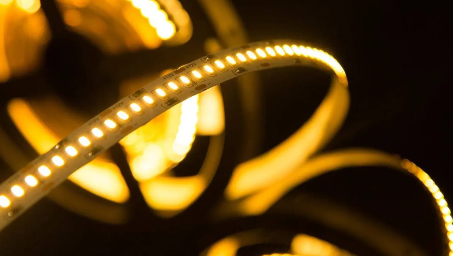 Изображение товара Светодиодная лента 3014, 240 LED/м, 24 Вт/м, 12В , IP20, Цвет: Теплый белый, SWG4240-12-24-WW-M
